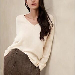 Banana Republic | NWT Women’s V Neck Cream Sweater Size Small